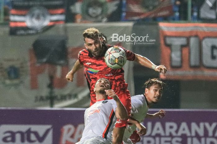 Penyerang asing Persija Jakarta, Marko Simic (tengah), sedang menyundul bola saat bertanding dalam laga uji coba di Stadion Patriot Candrabhaga, Bekasi, Jawa Barat, Minggu (25/6/2023) malam.