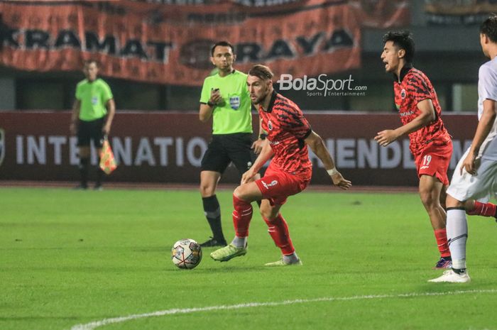 Penyerang asing Persija Jakarta, Marko Simic (tengah), sedang menguasai bola saat bertanding dalam laga uji coba di Stadion Patriot Candrabhaga, Bekasi, Jawa Barat, Minggu (25/6/2023) malam.