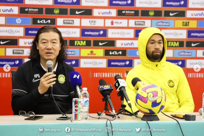 Pelatih Timnas Malaysia Kim Pan-gon (kiri) bersama La'Vere Corbin-Ong dalam konferensi pers.