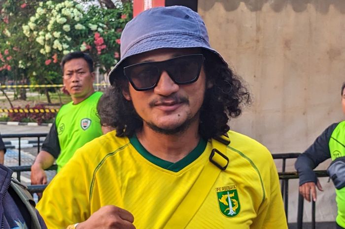Aktor sekaligus komedian, Isa Bajaj turut menyaksikan laga uji coba antara Persis Solo versus Persebaya Surabaya di Stadion Manahan, Surakarta, Sabtu (24/6/2023).