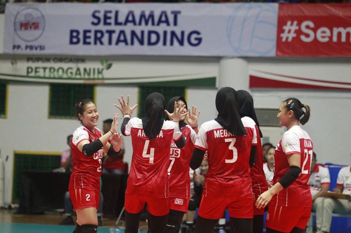 Tim bola voli putri Indonesia, melakukan tos pada laga semifinal AVC Challenge Cup 2023 melawan Taiwan di GOR Tridharna Gresik, Sabtu (24/6/2023).