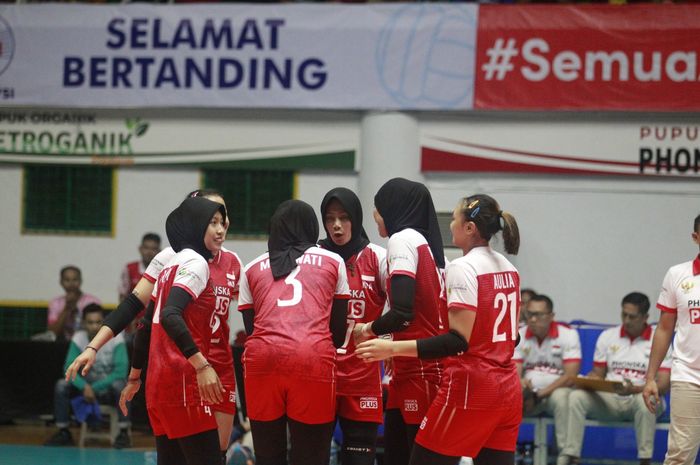Tim bola voli putri Indonesia, melakukan tos pada laga semifinal AVC Challenge Cup 2023 melawan Taiwan di GOR Tri Dharma Gresik, Sabtu (24/6/2023).