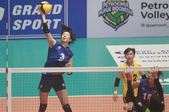 Kapten timnas voli putri Vietnam,  Tran Thi Thanh Thuy (4T) mengantarkan negaranya memenangi laga pertama penyisihan Asian Games 2022