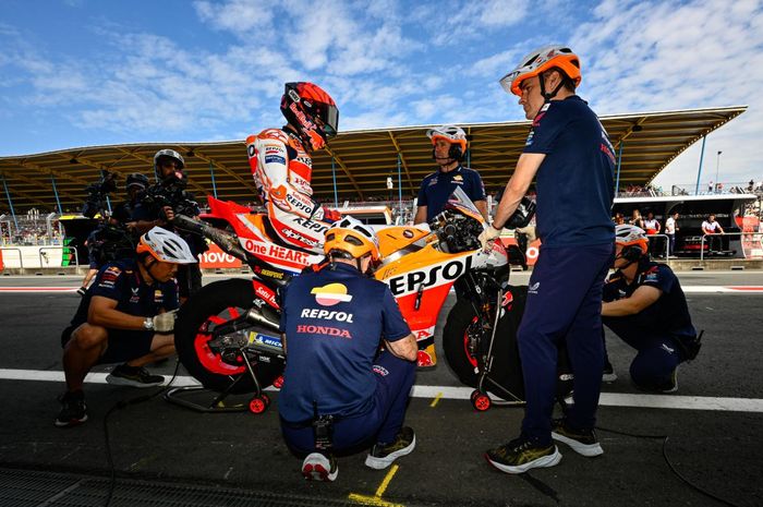 Pembalap Repsol Honda, Marc Marquez, berada di atas kuda besi RC213V pada MotoGP Belanda 2023