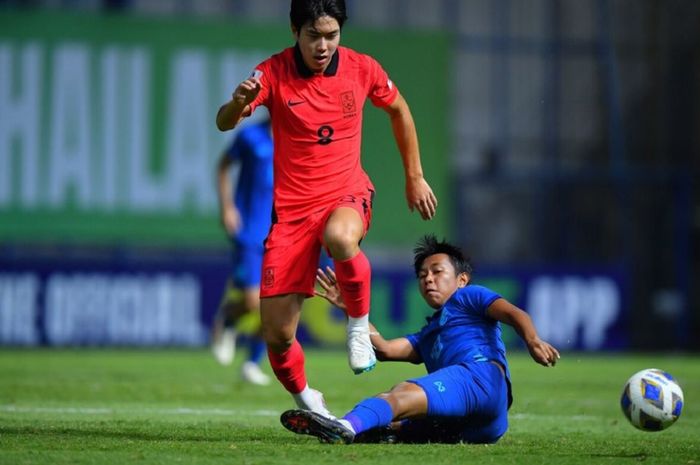 Pemain Timnas U-17 Thailand menghalau bola dari penguasaan gelandang Korea Selatan Baek In-woo dalam perempat final Piala Asia U-17 2023 di Pathum Thani, 25 Juni 2023.