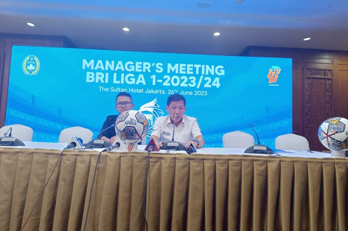 Direktur Utama PT Liga Indonesia Baru, Ferry Paulus, menggelar manajer meeting klub Liga 1 2023/2024