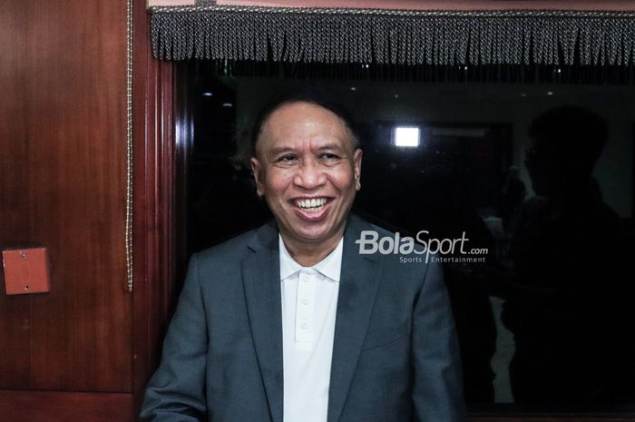 Wakil Ketua Umum PSSI 1, Zainudin Amali, sempat memberikan senyuman saat memberikan keterangan kepada awak media di Hotel Sultan, Senayan, Jakarta, Selasa (27/6/2023) malam.