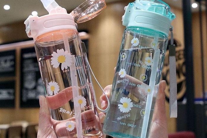 Ngapain Beli Baru, Botol Minum Plastik yang Kusam Bisa Bersih Bening ...