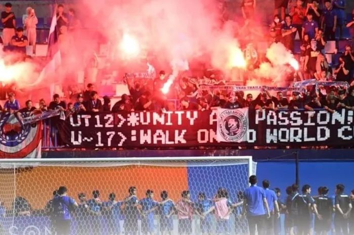 Thailand terancam mendapat hukuman berat dari AFC usai suporter menyalakan flare di Piala Asia U-17 2023.