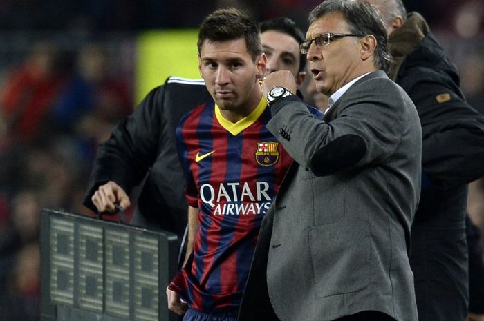 Lionel Messi mendengarkan instruksi Tata Martino dalam duel Barcelona vs Getafe di Camp Nou (8/1/2014). Messi dan Martino kini bereuni di Inter Miami.