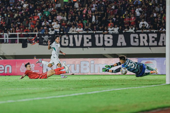 Pemain muda Persebaya, Toni Firmansyah, saat mencetak gol penyama kedudukan di lawan Persis Solo pada Sabtu (1/7/2023) malam WIB