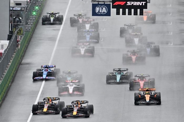Suasana start dari balapan F1 GP Austria di Red Bull Ring, Spielberg, Austria, 1 Juli 2023. Dua pembalap Red Bull Racing, Sergio Perez (kiri) dan Max Verstappen (kanan), berebut posisi pertama.