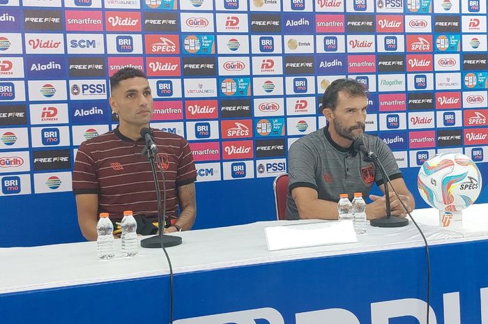 Pelatih Persis Solo, Leonardo Medina dan Jaimerson Xavier pada jumpa pers setelah laga lawan Persebaya di Stadion Manahan, Solo pada Sabtu (1/7/2023)
