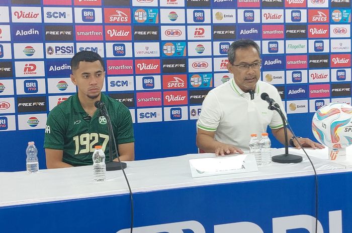 Pelatih Persebaya Surabaya, Aji Santoso dan Kapten Reva Adi Utama pada jumpa pers usai pertandingan lawan Persis Solo