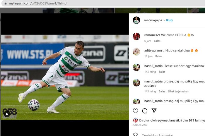 Pemain Lechia Gdanks, Maciej Gajos, sedang menguasai bola saat bertanding.