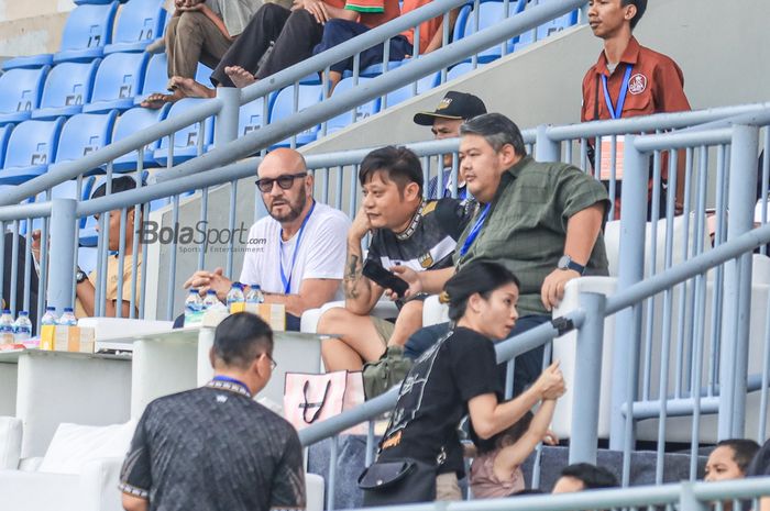 Legenda kiper timnas Italia sekaligus Director of Instutional and Infrastructure Development dari Persita Tangerang, Walter Zenga (baju putih), sedang menonton laga pekan pertama Liga 1 2023 antara Dewa United versus Arema FC di Stadion Indomilk Arena, Tangerang, Banten, Minggu (2/7/2023) siang.