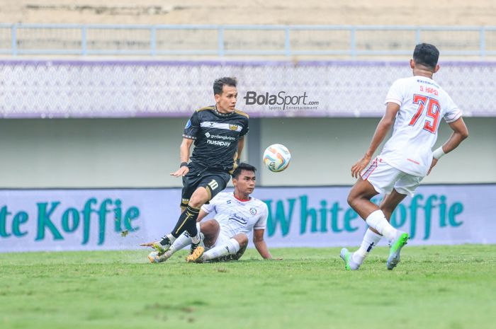 Egy Maulana Vikri (kiri) sedang menguasai bola dan dibayangi Bagas Adi Nugroho (kanan) dalam laga pekan pertama Liga 1 2023 antara Dewa United versus Arema FC di Stadion Indomilk Arena, Tangerang, Banten, Minggu (2/7/2023) siang.