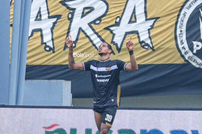 Alex Martins Ferreira sedang melakukan selebrasi seusai mencetak gol dalam laga pekan pertama Liga 1 2023 antara Dewa United versus Arema FC di Stadion Indomilk Arena, Tangerang, Banten, Minggu (2/7/2023) siang.