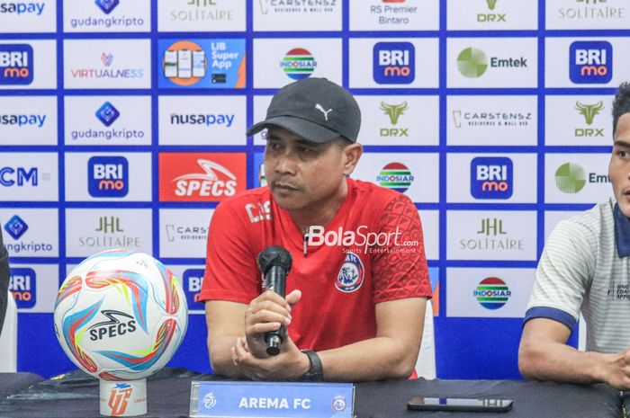 Pelatih Arema FC, Joko Susilo, memberikan keterangan kepada awak media di Stadion Indomilk Arena, Tangerang, Banten, Minggu (2/7/2023).