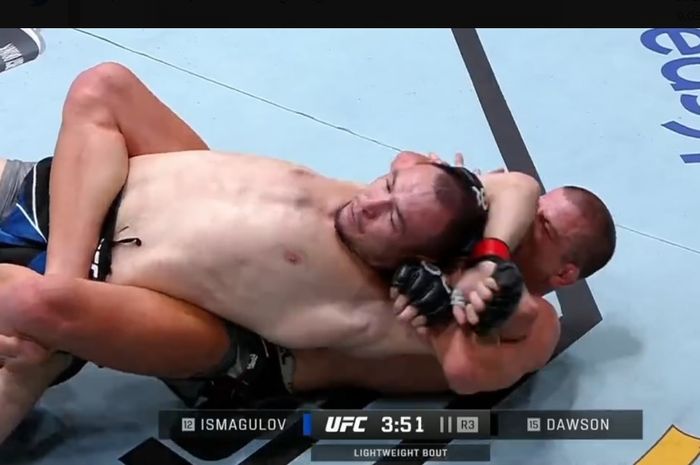 Momen jagoan yang mengaku bakal obrak-abrik kelasnya Islam Makhachev, Damir Ismagulov dibulan-bulani lawannya pada UFC Vegas 76.