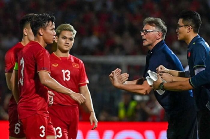 Pelatih Timnas Vietnam Philippe Troussier memberikan arahan kepada para pemainnya dengan penuh semangat. 