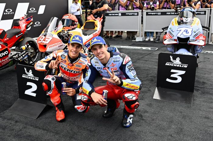 Pembalap MotoGP dari tim Gresini Racing, Alex Marquez (kanan), bersama sang kakak, Marc Marquez.