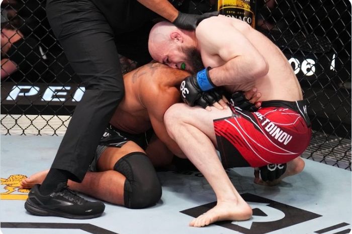 Kevin Lee pingsan dicekik Rinat Fakhretdinov di UFC Vegas 76, Minggu (2/7/2023) WIB.