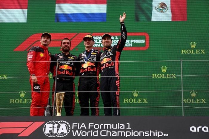 Dari kiri ke kanan, Charles Leclerc (Ferrari), anggota tim Red Bull,  Max Verstappen dan Sergio Perez (Red Bull) di podium F1 GP Austria 2023 di Red Bull Ring, Minggu (2/7/2023).