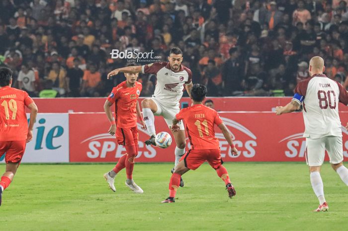 Striker asing PSM Makassar, Everton Nascimento De Mendonca (tengah), sedang menguasai bola saat bertanding dalam laga pekan pertama Liga 1 2023 di Stadion Utama Gelora Bung Karno, Senayan, Jakarta, Senin (3/7/2023) malam.