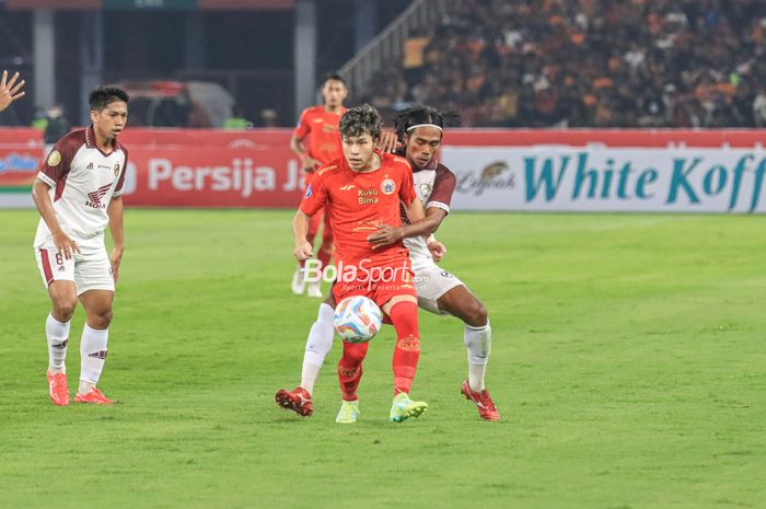Ryo Matsumura (depan) sedang mengusai bola dan dibayangi Erwin Gutawa (belakang) dalam laga pekan pertama Liga 1 2023 antara Persija Jakarta versus PSM Makassar di Stadion Utama Gelora Bung Karno, Senayan, Jakarta, Senin (3/7/2023) malam.