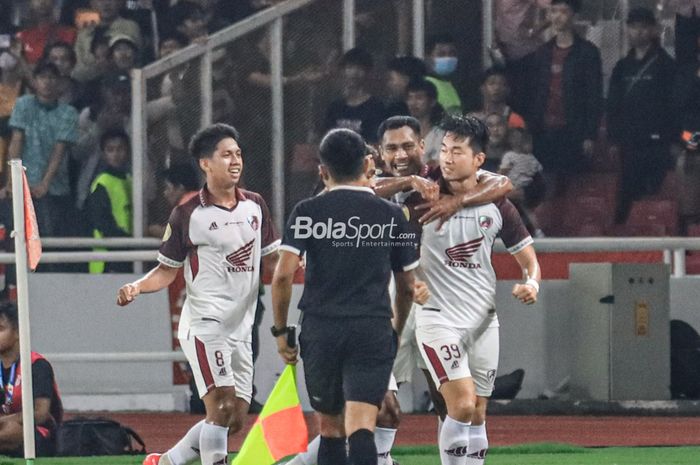 Sejumlah pemain PSM Makassar tampak merayakan selebrasi dari Kenzo Nambu (kanan) yang mampu mencetak gol dalam laga pekan pertama Liga 1 2023 di Stadion Utama Gelora Bung Karno, Senayan, Jakarta, Senin (3/7/2023) malam.