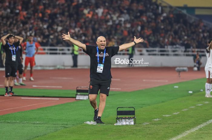Pelatih PSM Makassar, Bernardo Tavares, sempat melakukan protes saat memantau timnya bertanding dalam laga pekan pertama Liga 1 2023  di Stadion Utama Gelora Bung Karno, Senayan, Jakarta, Senin (3/7/2023) malam.