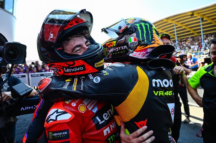 Momen hangat dua murid legenda MotoGP, Valentino Rossi, Francesco Bagnaia dan Marco Bezzecchi merayakan kemenangan bersama.