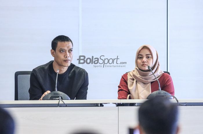 Legenda kiper timnas Indonesia, Kurnia Meiga (kiri) dan ditemani sang istri bernama Azhiera Adzka Fathir (kanan) sedang memberikan keterangan kepada awak media di Menara Danareksa, Gambir, Jakarta Pusat, Rabu (5/7/2023) siang.