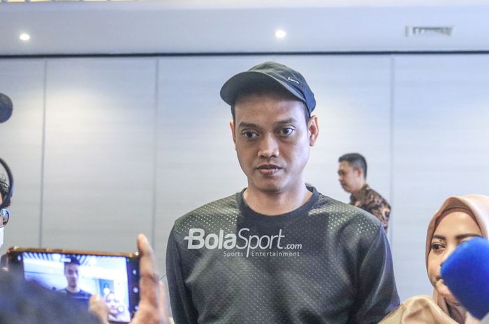 Legenda kiper timnas Indonesia, Kurnia Meiga, sedang memberikan keterangan kepada awak media di Menara Danareksa, Gambir, Jakarta Pusat, Rabu (5/7/2023) siang.