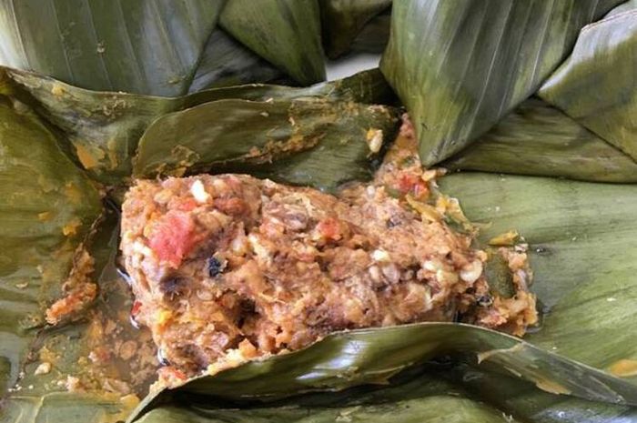 Hidangan botok tawon yang enak untuk lauk makan malam.