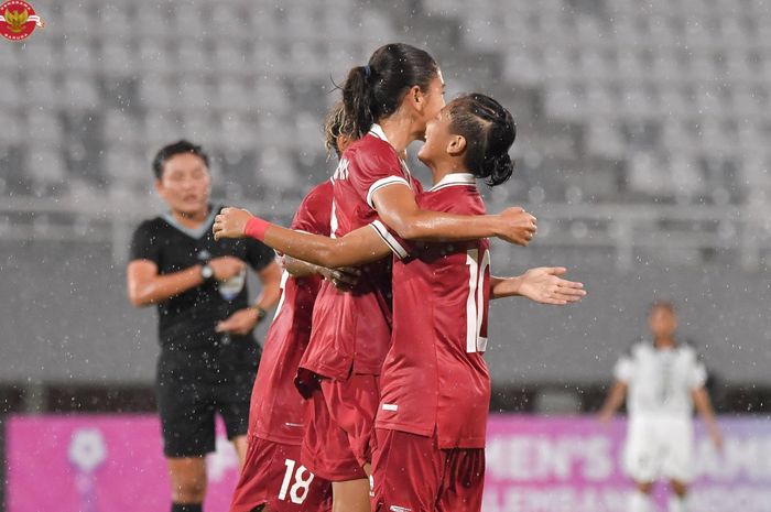 Para pemain timnas timnas U-19 wanita Indonesia saat selebrasi seusai mencetak gol ke gawang Timor Leste dalam laga perdana Grup A Piala AFF U-19 Wanita 2023, di Stadion Gelora Bung Sriwijaya, Palembang, Rabu (5/7/2023).