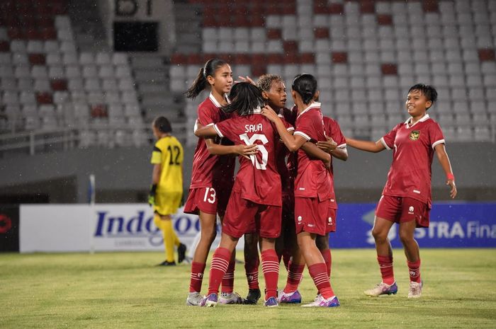 Para pemain timnas U-19 wanita Indonesia yang memeluk Marsela Awi dan melakukan selebrasi seusai mencetak gol ke gawang Timor Leste dalam laga perdana Grup A Piala AFF U-19 Wanita 2023, di Stadion Gelora Bung Sriwijaya, Palembang, Rabu (5/7/2023).
