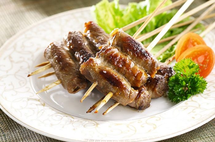 Hidangan sate kambing gulung sukiyaki