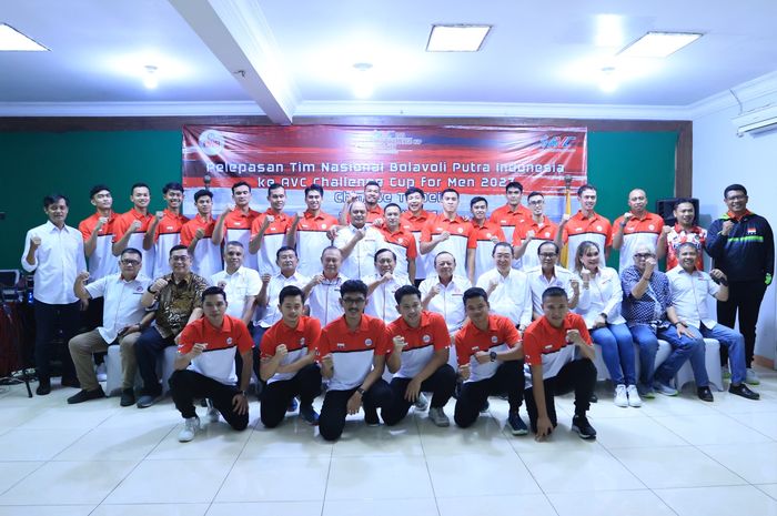 Tim voli putra Indonesia dalam acara pelepasan oleh PBVSI sebelum AVC Challenge Cup 2023 di Padepokan Voli Sentul, Bogor, Jawa Barat, Rabu (5/7/2023).