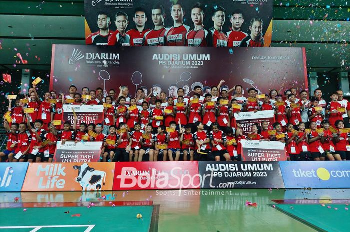 51 peserta yang lolos Audisi Umum PB Djarum berfoto bersama para legenda bulutangkis Indonesia yang menjadi Tim Pencari Bakat selama lima hari rangkaian audisi di GOR Djarum, Kudus, pada Kamis (6/7/2023).