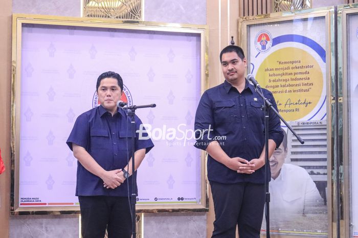 Menteri Pemuda dan Olahraha Republik Indonesia, Dito Ariotedjo (kanan) dan Ketua Umum PSSI, Erick Thohir (kiri), sedang memberikan keterangan kepada awak media di Media Center Kemenpora, Senayan, Jakarta, Jumat (7/7/2023) siang.