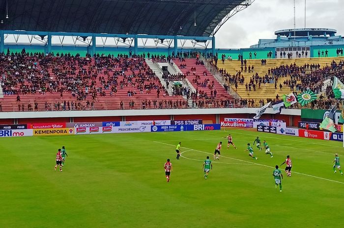 Suasana pertandingan pekan kedua Liga 1 2023/2024 antara PSS Sleman versus Persis Solo di Stadion Maguwoharjo, Sleman, Yogyakarta, pada Jumat (7/7/2023)