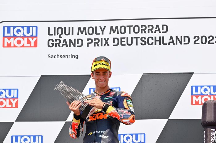 Pembalap Red Bull KTM, Pedro Acosta, merayakan kemenangannya pada balapan Moto2 Jerman di Sachsenring, Saxony, Jerman, 18 Juni 2023.