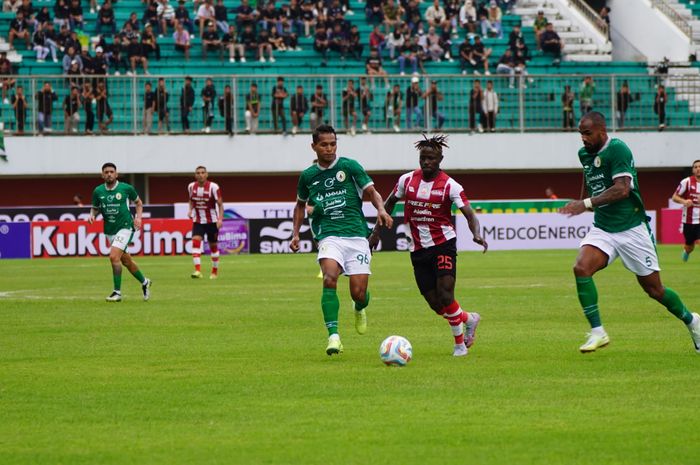 Suasana pertandingan antara PSS Sleman melawan Persis Solo pada laga pekan kedua Liga 1 2023/2024, di Stadion Manahan, Solo, Jumat (7/7/2023).