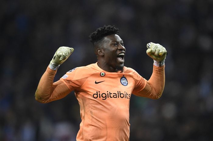 Andre Onana bereaksi dalam duel Liga Champions antara Inter Milan melawan FC Porto (14/3/2023). Onana sepakat gabung ke Manchester United bursa transfer musim panas ini.