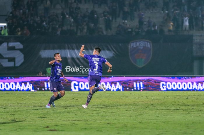 Gol bunuh diri Christian Mangaron Rontini (kanan) justru membuat Madura United meraih kemenangan atas Persita Tangerang dalam laga pekan ke-11 Liga 1 2023/2024 di Stadion Indomilk Arena, Tangerang, Jumat (1/9/2023).