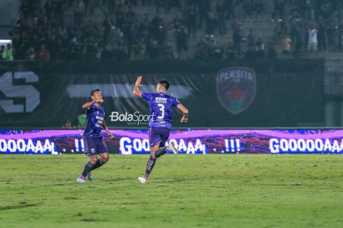 Christian Mangaron Rontini (kanan) sedang melakukan selebrasi seusai mencetak gol dalam laga pekan kedua Liga 1 2023 antara Persita Tangerang versus PSIS Semarang di Stadion Indomilk Arena, Tangerang, Banten, Sabtu (8/7/2023).