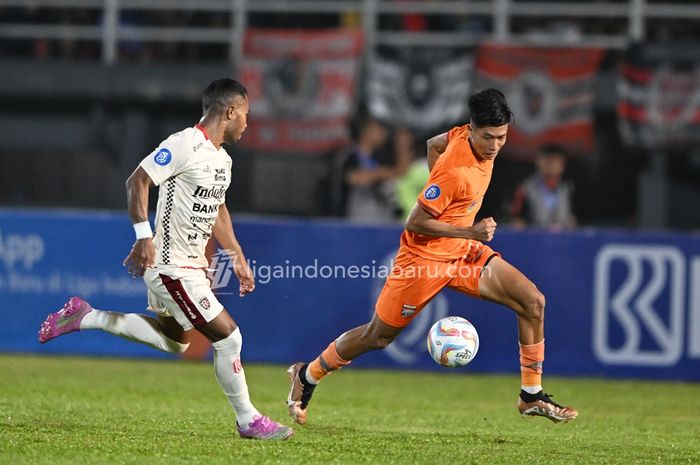 Striker Borneo FC, Win Naing Tun, mendapat pengawalan dari bek Bali United Ardi Idrus dalam pertandingan pekan ke-2 Liga 2023-2024, Sabtu (8/7/2023) malam WIB.