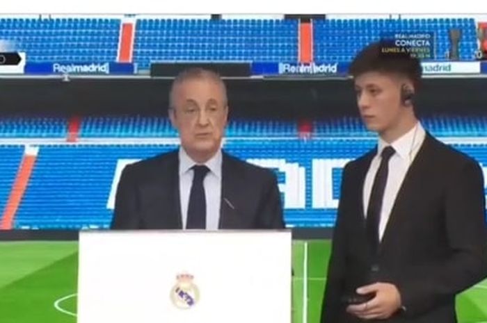 Arda Guler (kanan) terlibat momen canggung saat perkenalan sebagai pemain baru Real Madrid bersama presiden klub, Florentino Perez.